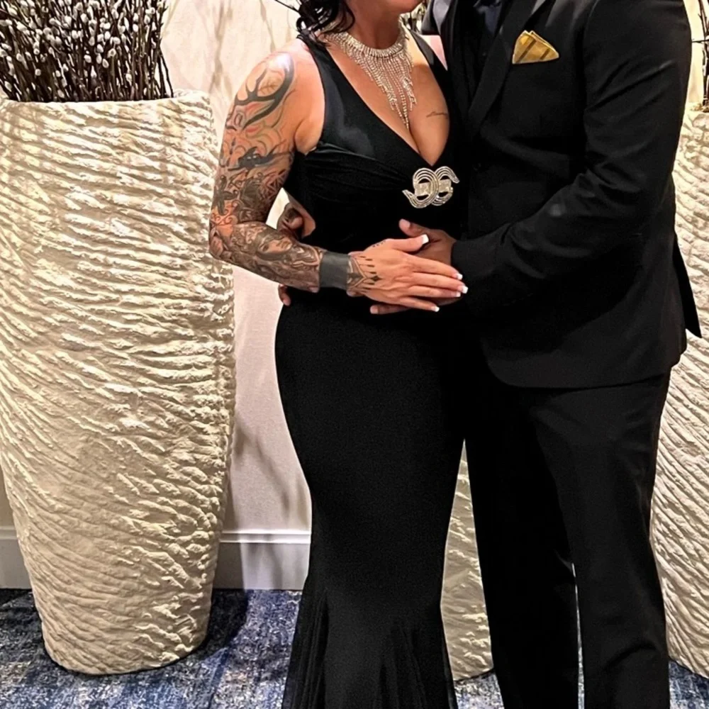 Gorgeous black gown. - Picture 2 of 4